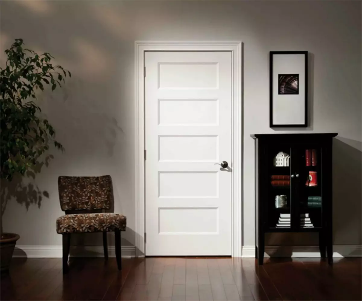 Fehér ajtók a belső térben: minden