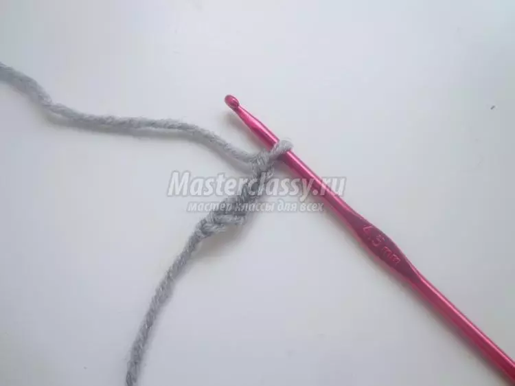 Mạch kẻ sọc của trẻ em với crochet: Cách buộc một chiếc chăn bằng một chú gấu bông trên lớp Master với video