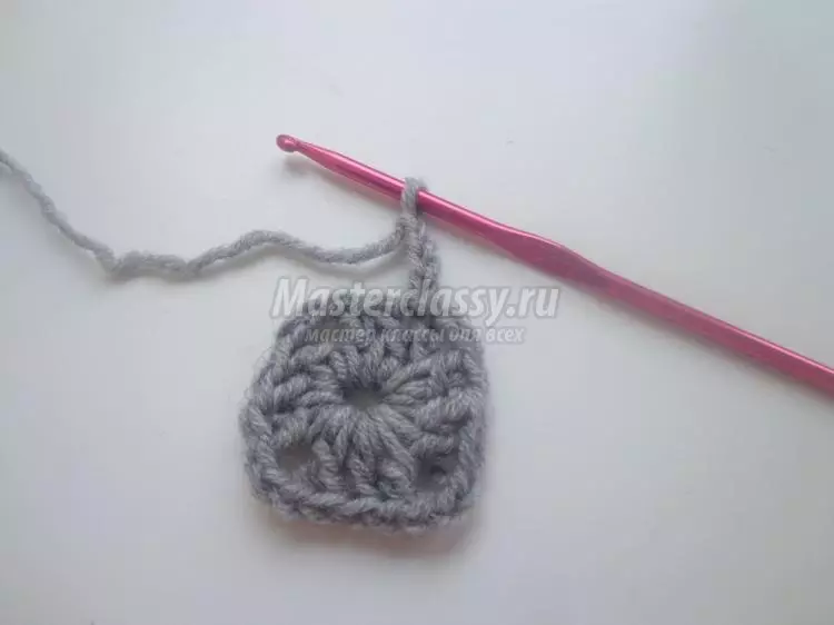 Mạch kẻ sọc của trẻ em với crochet: Cách buộc một chiếc chăn bằng một chú gấu bông trên lớp Master với video