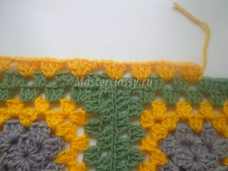 Mạch kẻ sọc của trẻ em với crochet: Cách buộc một chiếc chăn bằng một chú gấu bông trên lớp Master với video