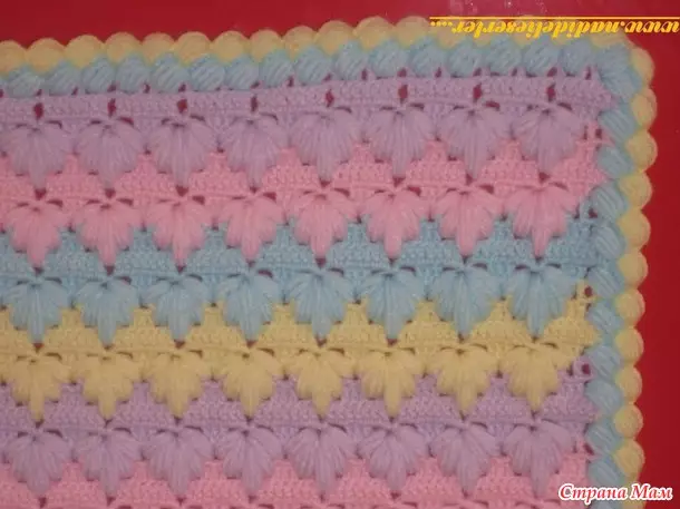 Mạch kẻ sọc của trẻ em với crochet: Cách buộc một chiếc chăn bằng một chú gấu bông trên lớp Master với video