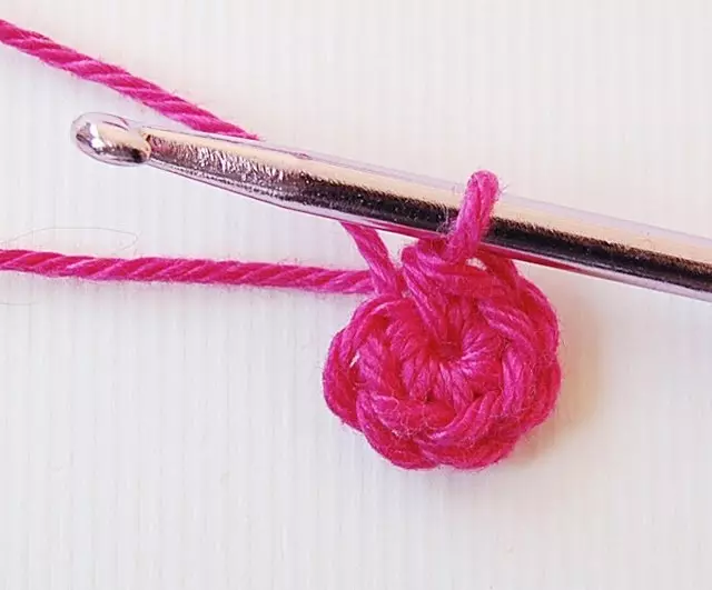 Mạch kẻ sọc của trẻ em với crochet: Cách buộc một chiếc chăn bằng một chú gấu bông trên lớp Master với video