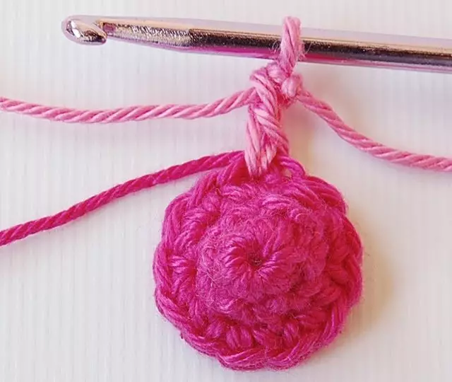 Mạch kẻ sọc của trẻ em với crochet: Cách buộc một chiếc chăn bằng một chú gấu bông trên lớp Master với video