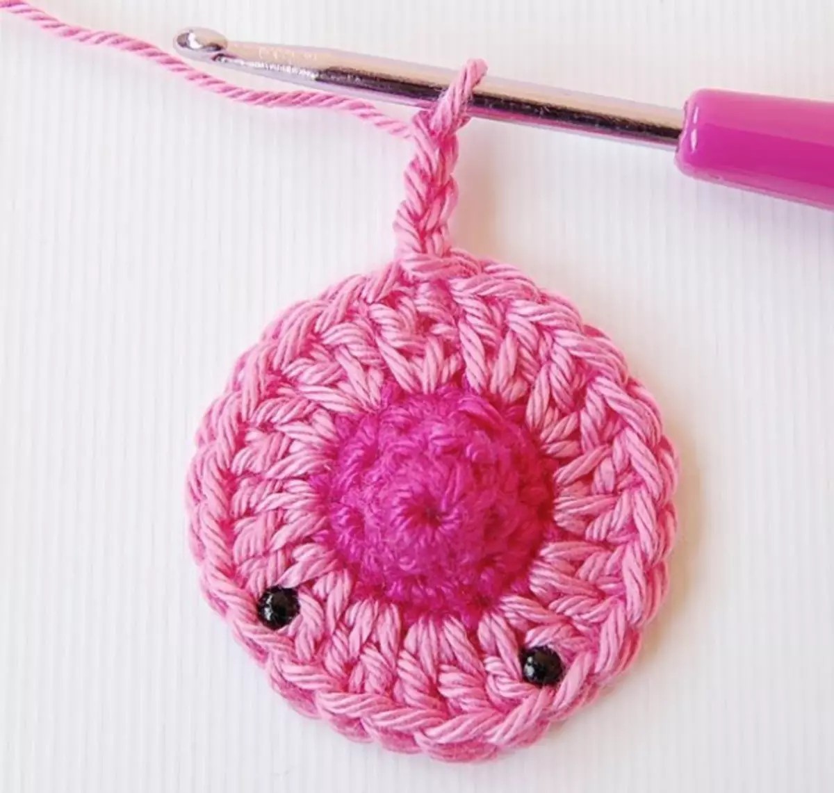 Crochet के साथ बच्चों के प्लेड सर्किट: वीडियो के साथ एक मास्टर क्लास पर एक टेडी बियर के साथ एक कंबल कैसे बांधें