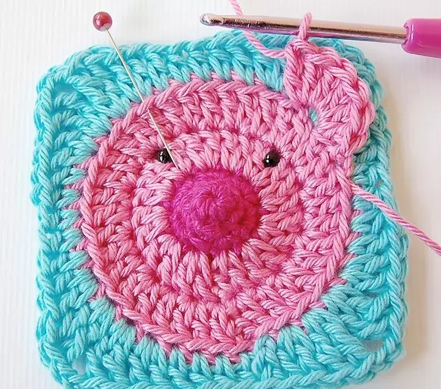 Mạch kẻ sọc của trẻ em với crochet: Cách buộc một chiếc chăn bằng một chú gấu bông trên lớp Master với video