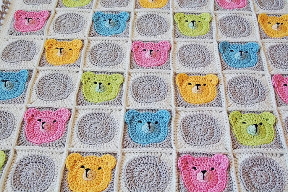 Sirkuit kotak-kotak anak-anak dengan Crochet: Cara mengikat selimut dengan boneka beruang di kelas master dengan video