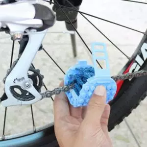 Wie man ein Fahrrad im Winter auf dem Balkon speichert