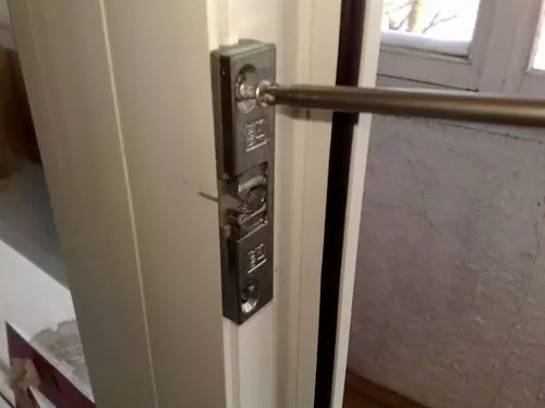 दरवाजे पर एक चुंबकीय लोच कैसे स्थापित करें