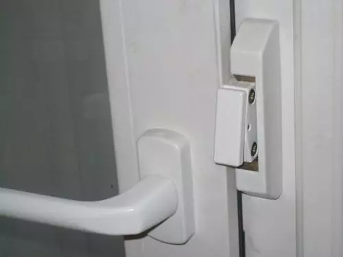 Hur man installerar en magnetisk spärr på dörren