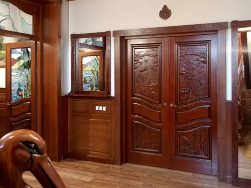 Tria a l'interior portes tallades de fusta