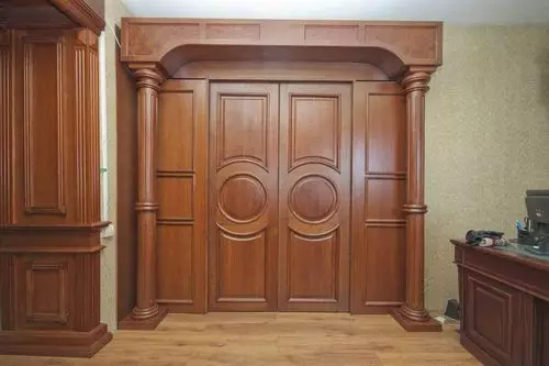 Alegeți spre interiorul ușii sculptate din lemn