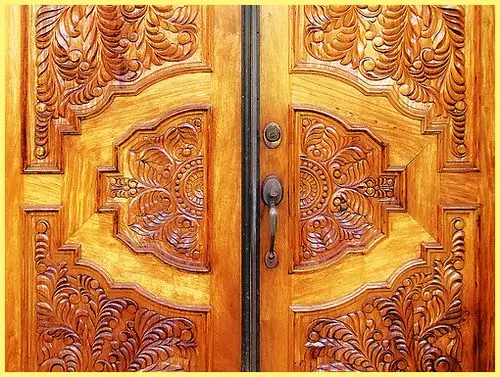 Choisissez avec les portes intérieures sculptées du bois