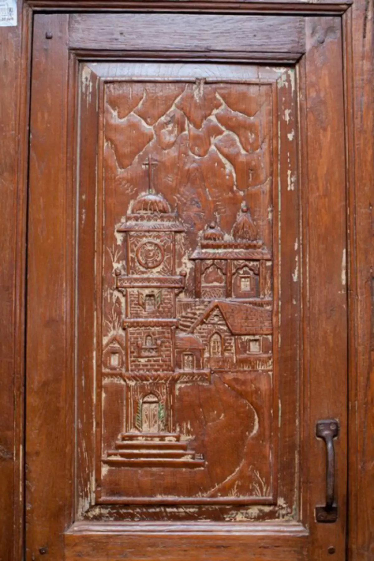 Alegeți spre interiorul ușii sculptate din lemn