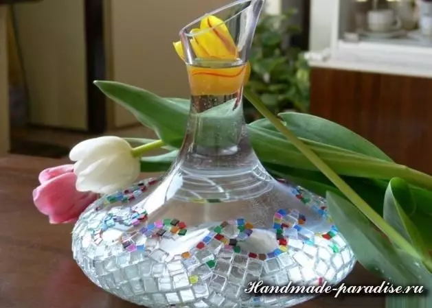Dekoracija vaza sa staklenim mozaikom