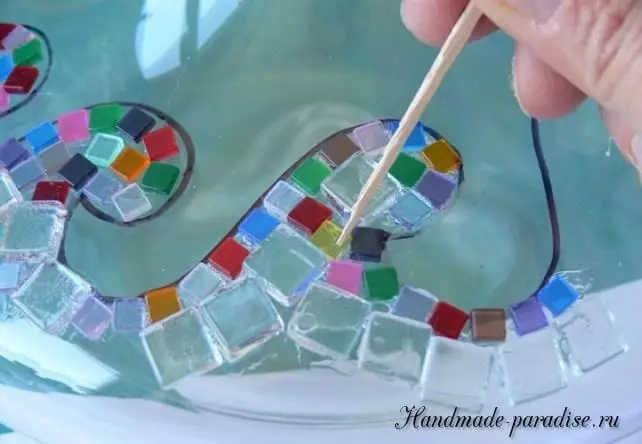 Dekorere vase med glassmosaikk