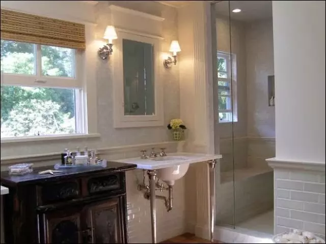 Banyo interior sa isang panel house.