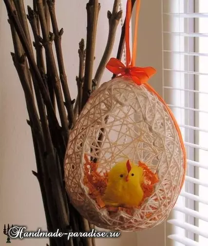 Decorative Easter eggs from threads