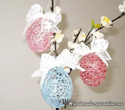 Decorative Easter eggs from threads