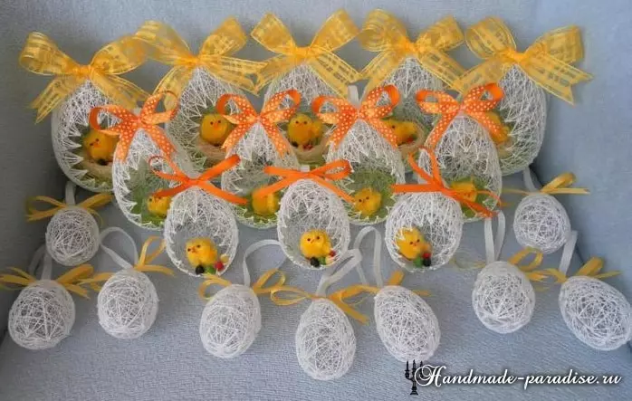 Decorative Easter eggs from threads