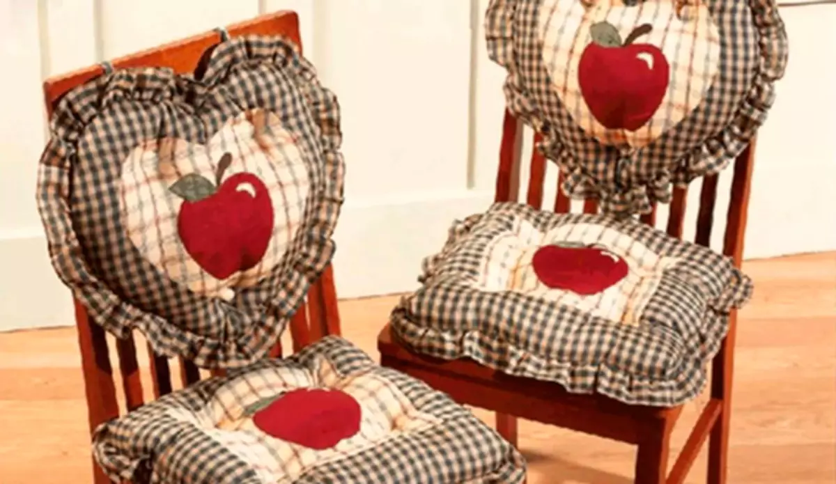 Sidushka σε μια καρέκλα με τα χέρια της από το patchwork με διαγράμματα και βίντεο