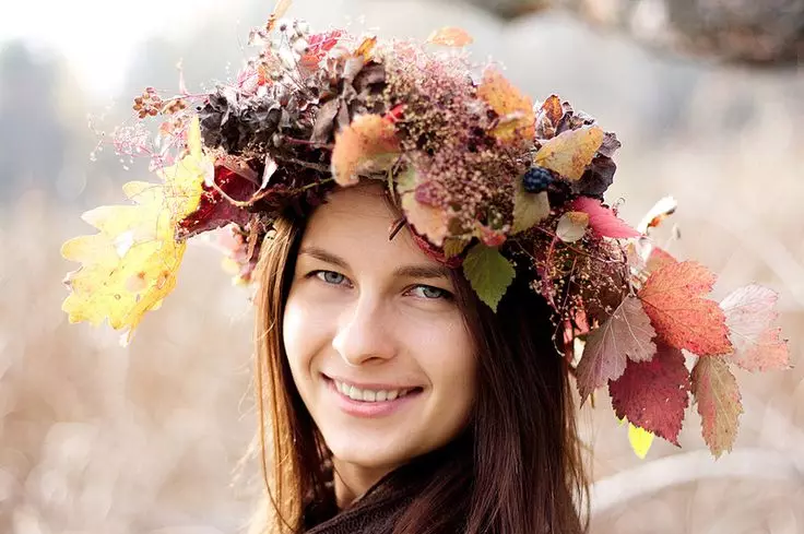 Wreaths musim luruh di kepala bahan semula jadi dengan tangan mereka sendiri