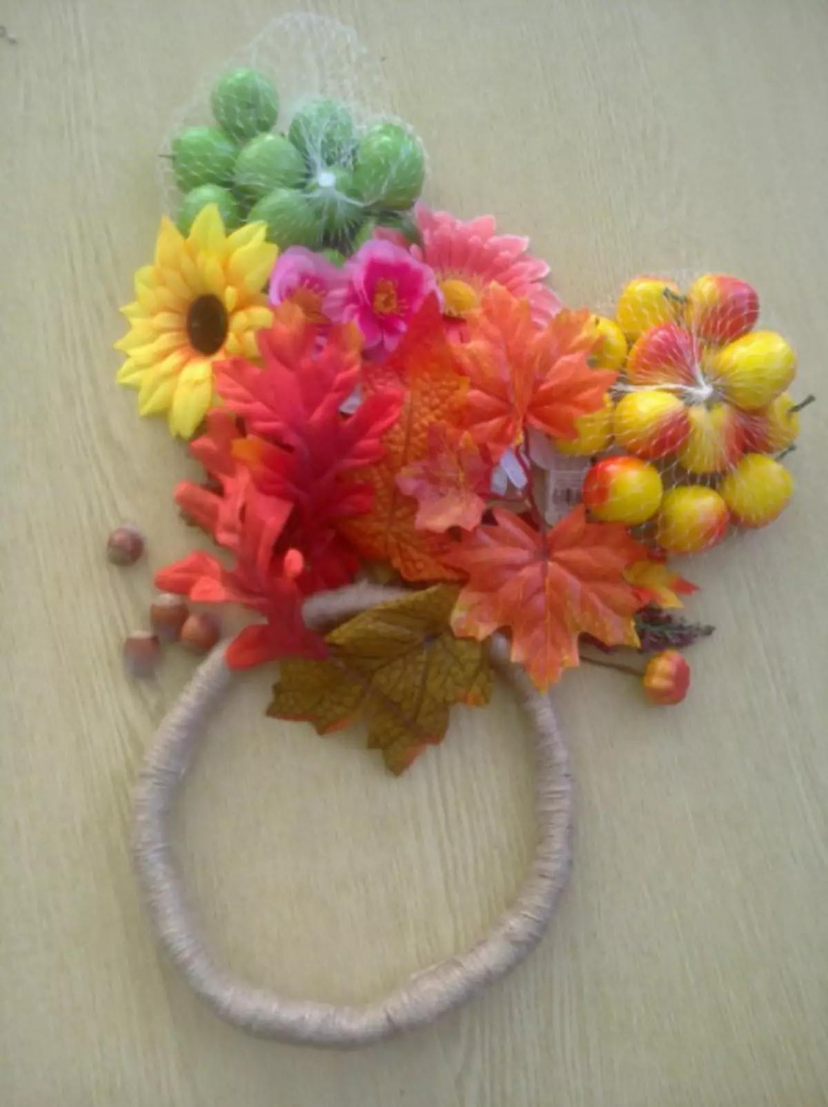 秋天的花圈在自然材料的頭上用自己的手