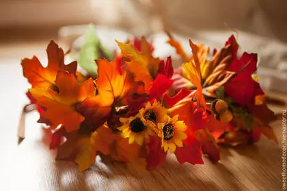 秋天的花圈在自然材料的头上用自己的手