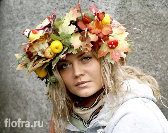 秋天的花圈在自然材料的頭上用自己的手