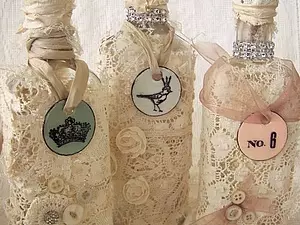 Disseny d'ampolles amb tela pròpia i fils per a un aniversari