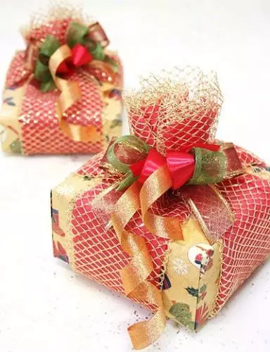Дизайн на подарък с ръце с бонбони цветове за новата година