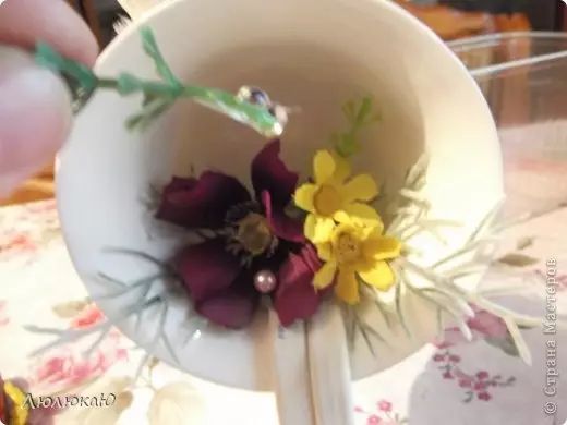 단계별 비디오로 자신의 손으로 꽃과 컵 펌핑