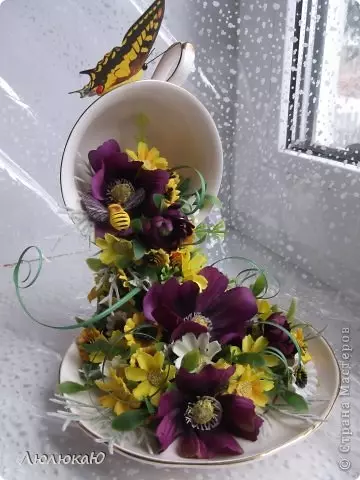 Pompaggio di tazza con fiori con le tue mani con video step-by-step