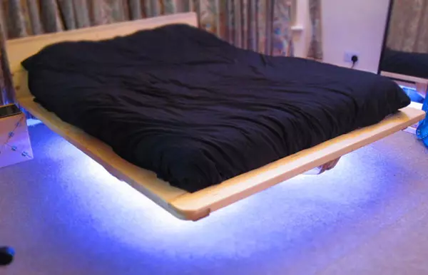 Menangani tempat tidur dengan tangan Anda dengan pencahayaan: gambar dengan foto dan video