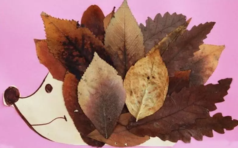 从秋叶的贴花为儿童1级与他们自己的手有照片