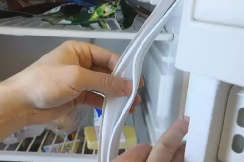 Menggantikan gusi pengedap pintu peti sejuk