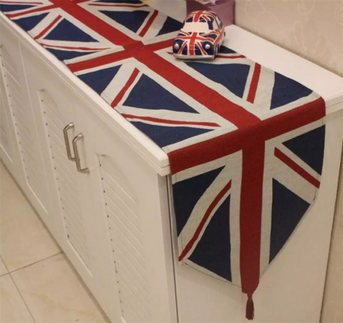 Malapit sa London: British flag sa interior (Union Jack - 80 mga larawan)