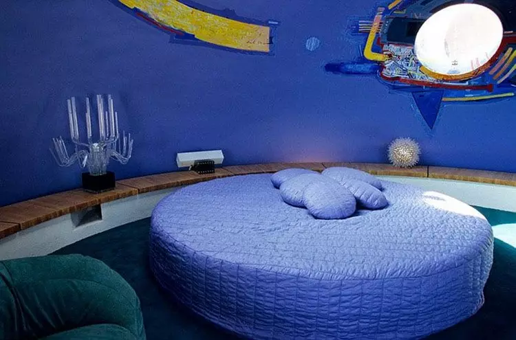 Cama redonda en el interior del dormitorio moderno: Foto de muebles, que tiene comodidad y confort (38 fotos)