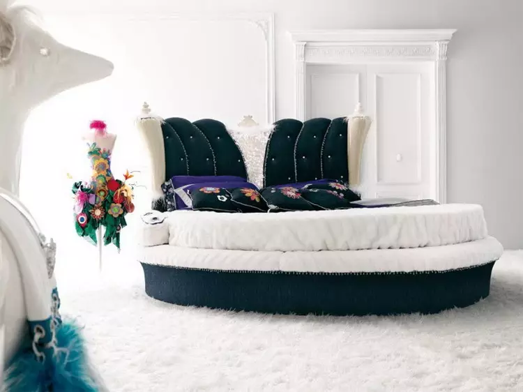 現代の寝室の内部の丸いベッド：快適さと快適さを持っている家具の写真（38枚）