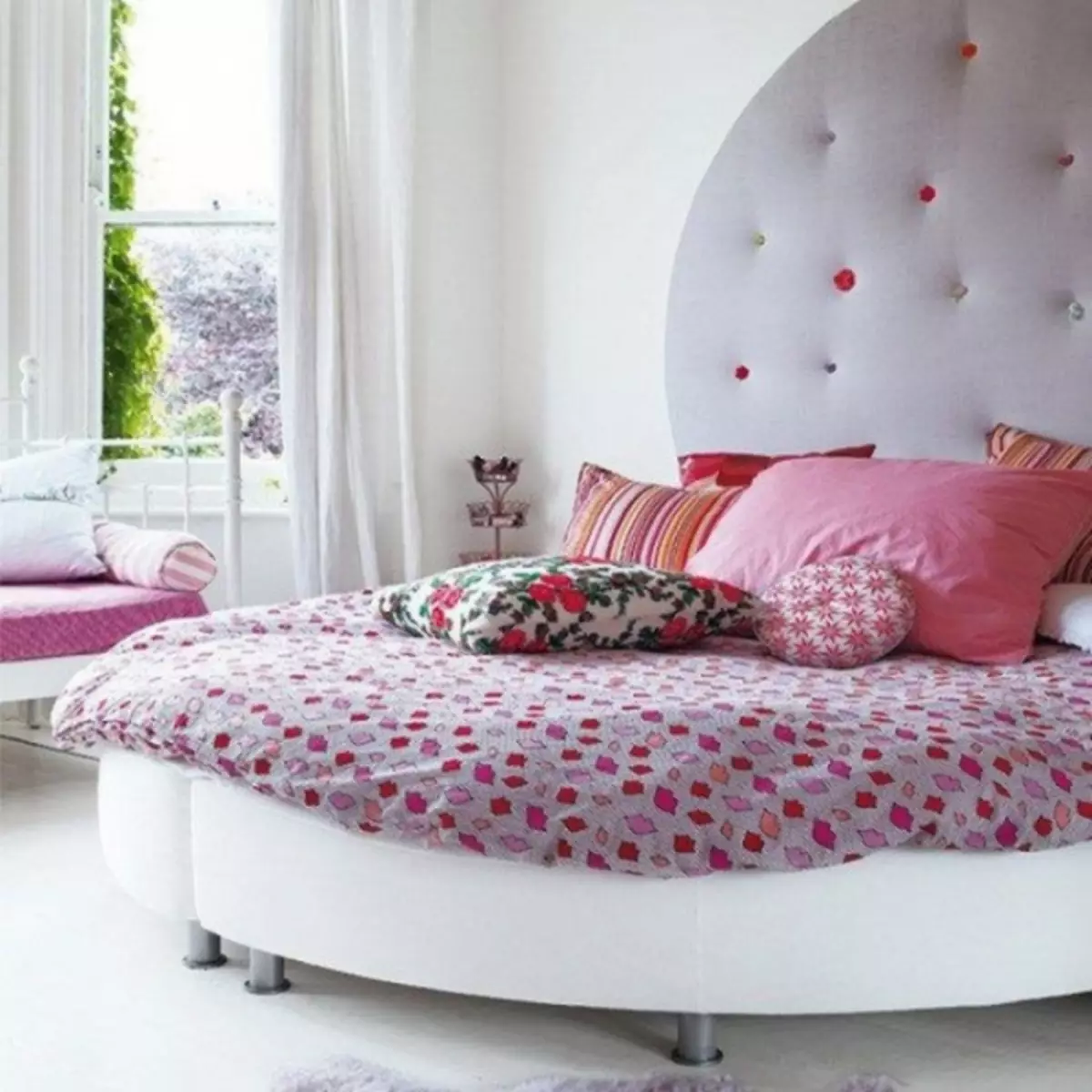 현대 침실 인테리어의 라운드 침대 : 편안함과 편안함이있는 가구 사진 (38 장의 사진)