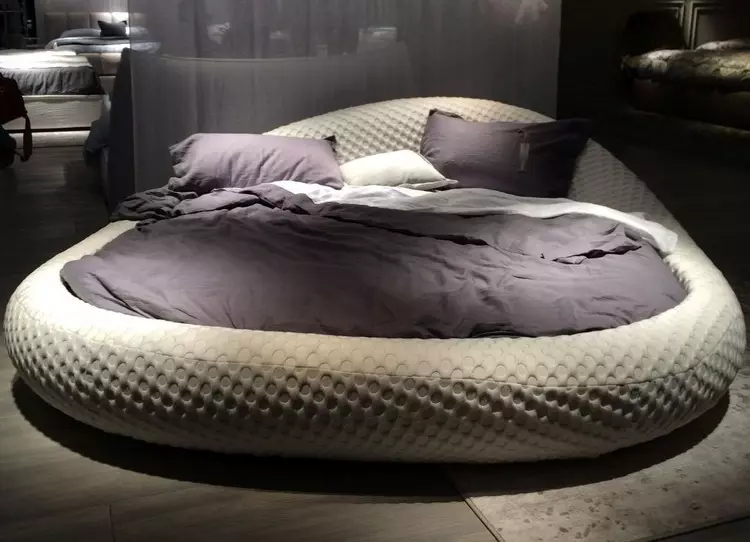 جدید بیڈروم داخلہ میں گول بستر: فرنیچر کی تصویر، جو آرام اور آرام ہے (38 تصاویر)