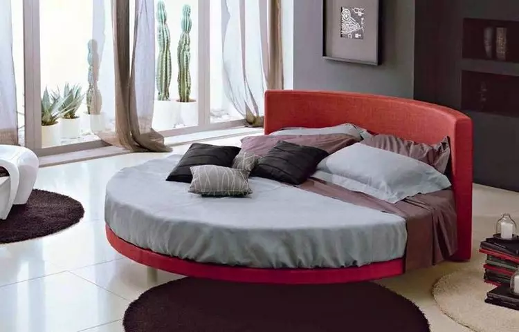 Kerek ágy a modern hálószobában Interior: Fénykép bútorok, amely kényelmes és kényelmes (38 fotó)