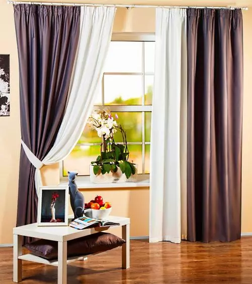 Tirai dari dua warna dalam desain interior modern