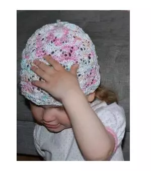OpenWork hattu tyttö neulomalla neuloja keväällä ja kesällä valokuvilla ja videolla