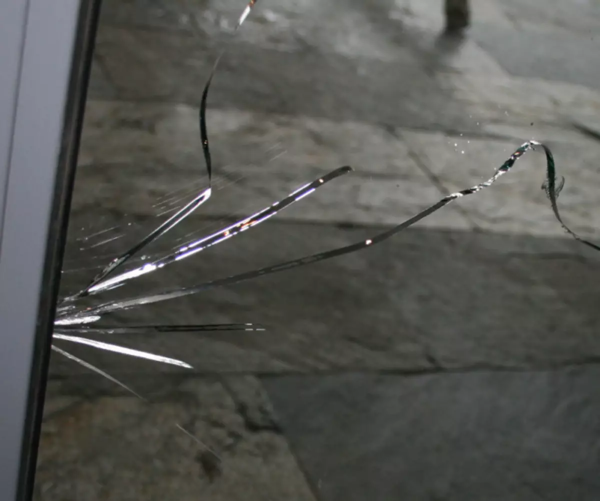 Cracked plastic window: reasons repair