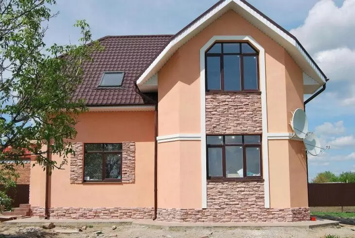 Fasade gips for å beskytte hjemmet ditt mot regn og frost og dekorativ design