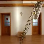 I-ladder kwi-attic: Yintoni ebhetele ukukhetha kunye nendlela yokufaka njani?