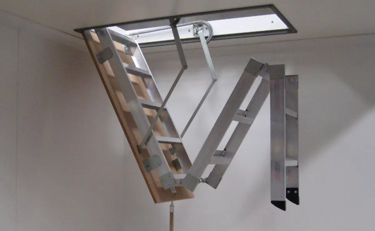 Escaleira de aluminio plegable no faiado