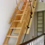 Ladder op de zolder: wat is beter om te kiezen en hoe je jezelf kunt installeren?
