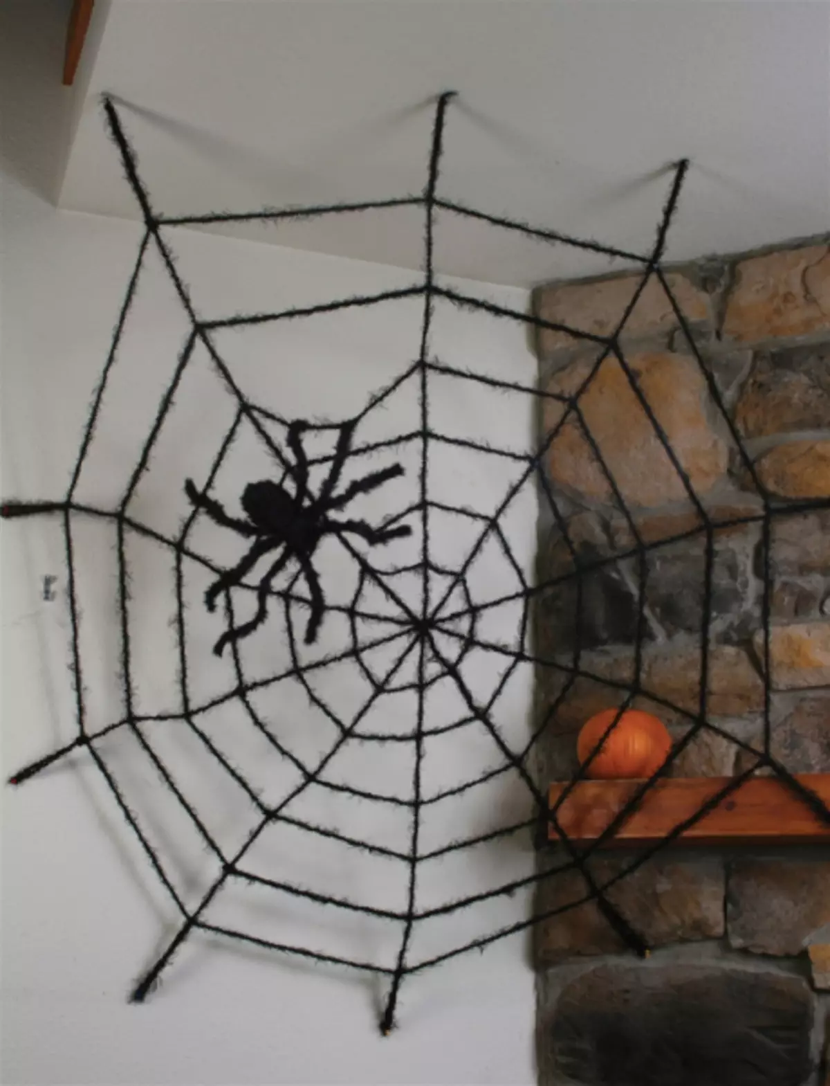 Web lori Halloween ṣe funrararẹ lati okun waya ati lati awọn tẹle