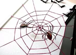 Web na Halloween Udělejte to sami od drátu a z nití